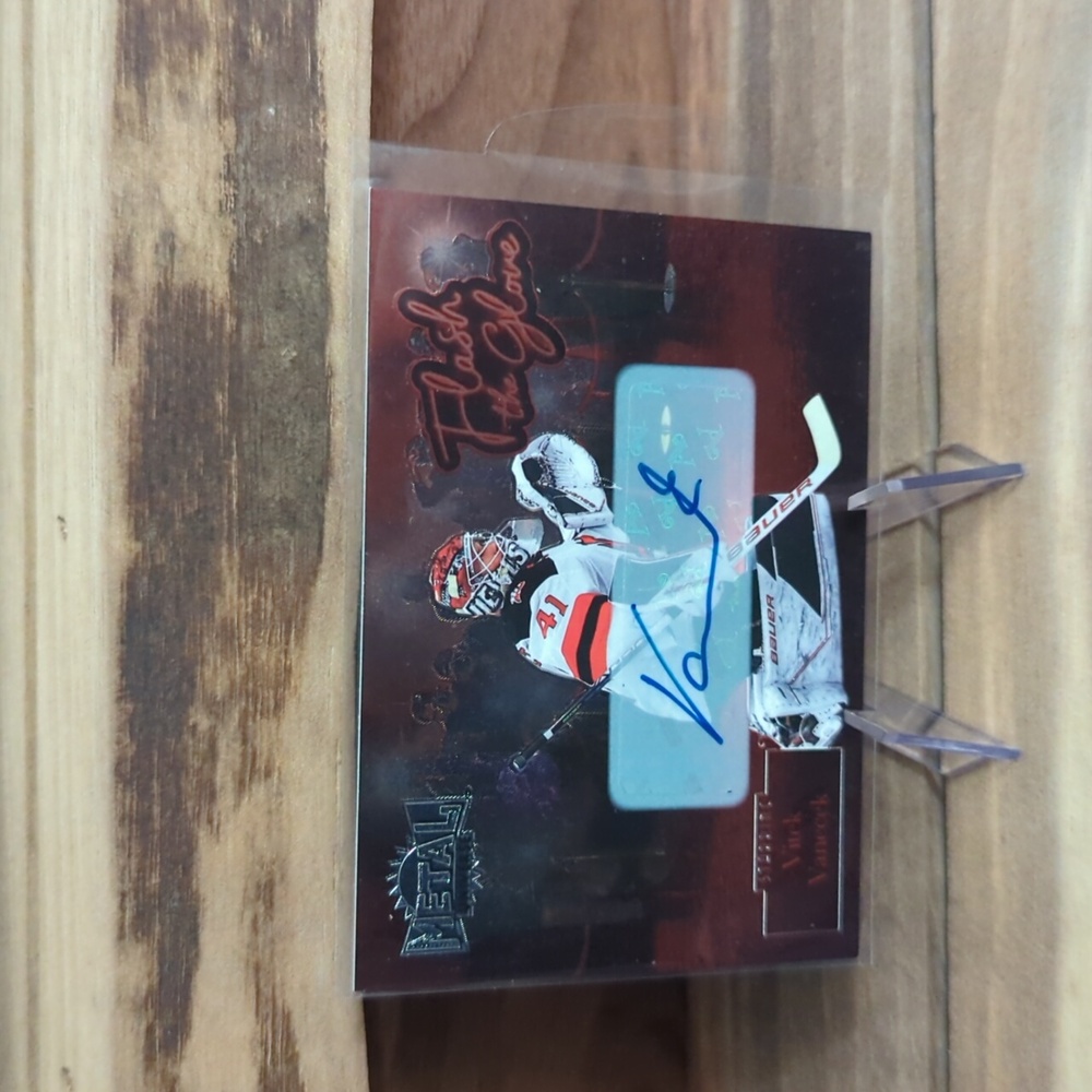 2022-23 NHL Metal Universe Flash The Glove Auto Vitek Vanecek FL-32 NM
